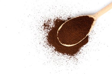 Beyaz arka planda izole kahve tozu.