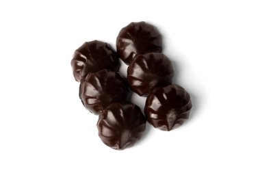 Beyaz arka planda izole edilmiş çikolatalı lokum..