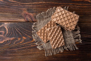 Koyu ahşap arka planda sütlü çikolatalı waffle..
