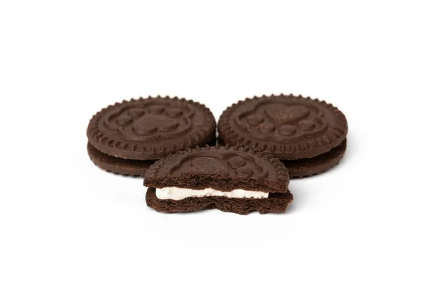 Schokoladenkekse Mit Milchfüllung Isoliert Auf Weißem Hintergrund — Stockfoto