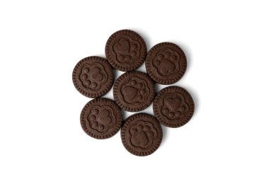 Beyaz arka planda izole edilmiş süt dolu çikolatalı kurabiyeler.