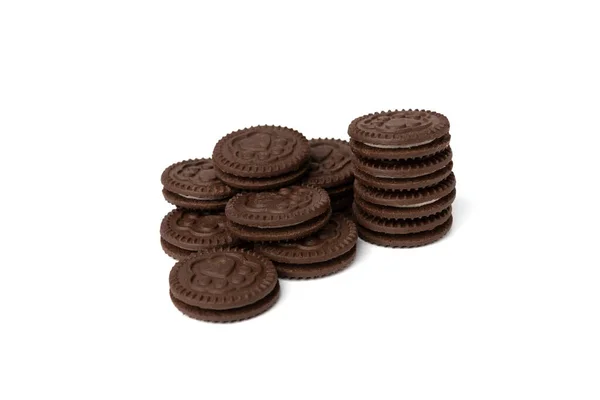 Biscoitos Chocolate Com Recheio Leite Isolado Fundo Branco — Fotografia de Stock