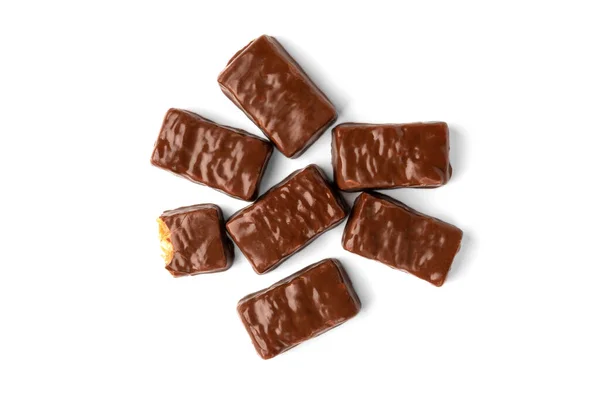 Beyaz Arka Planda Karamelli Fıstıklı Çikolata — Stok fotoğraf