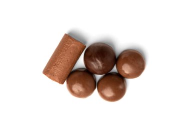 Beyaz arka planda izole edilmiş çikolata.