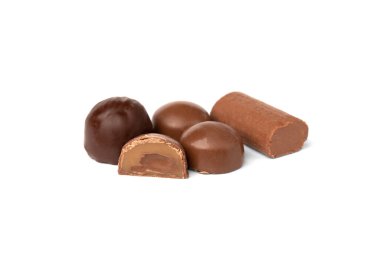 Beyaz arka planda izole edilmiş çikolata.