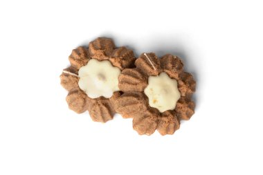 Beyaz arka planda izole çikolatalı kurabiyeler..