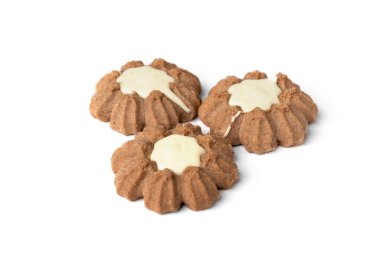 Beyaz arka planda izole çikolatalı kurabiyeler..