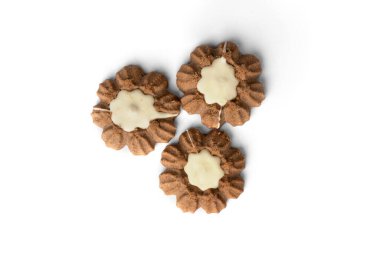 Beyaz arka planda izole çikolatalı kurabiyeler..