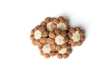 Beyaz arka planda izole çikolatalı kurabiyeler..