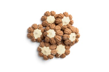 Beyaz arka planda izole çikolatalı kurabiyeler..