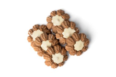 Beyaz arka planda izole çikolatalı kurabiyeler..