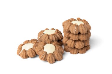 Beyaz arka planda izole çikolatalı kurabiyeler..