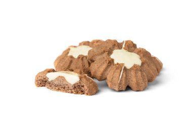 Beyaz arka planda izole çikolatalı kurabiyeler..