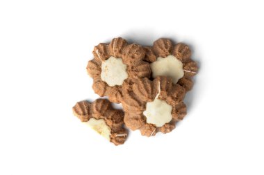 Beyaz arka planda izole çikolatalı kurabiyeler..