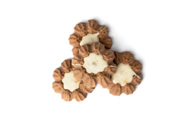 Beyaz arka planda izole çikolatalı kurabiyeler..