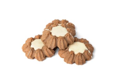 Beyaz arka planda izole çikolatalı kurabiyeler..