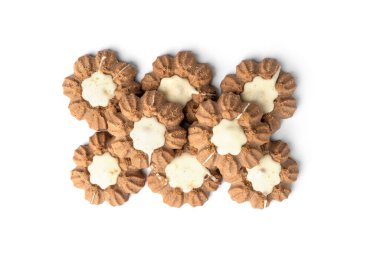 Beyaz arka planda izole çikolatalı kurabiyeler..