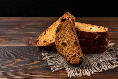 Koyu ahşap arka planda gevrek rusk.