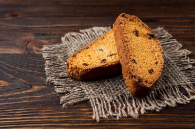 Koyu ahşap arka planda gevrek rusk.