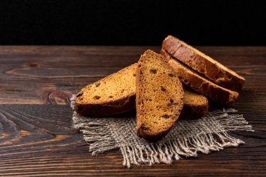 Koyu ahşap arka planda gevrek rusk.