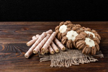 Koyu ahşap arka planda çikolatalı kurabiye..