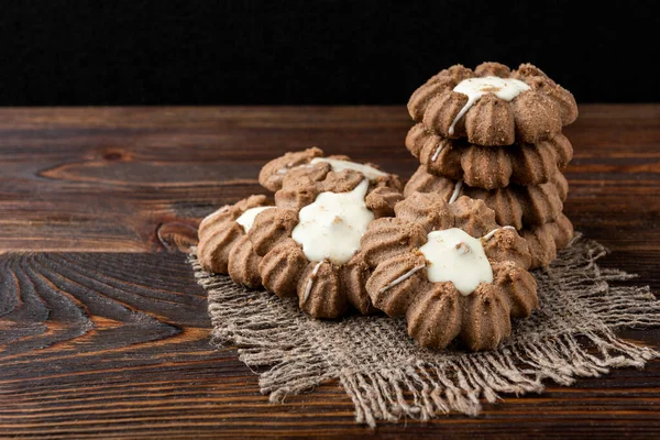 Biscotti Pasta Frolla Cioccolato Sfondo Legno Scuro — Foto Stock