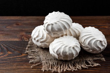 Koyu ahşap arka planda beyaz lokum..