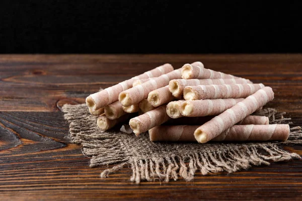 Söt Choklad Våffla Rullar Mörk Trä Bakgrund — Stockfoto