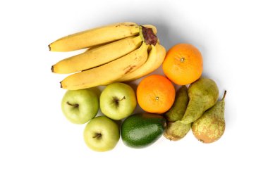 Beyaz arka planda muz, portakal, avokado, armut ve yeşil elma izole edilmiş..