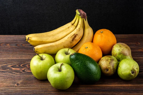 Plátano Naranja Aguacate Pera Manzana Verde Sobre Fondo Madera Oscura —  Fotos de Stock