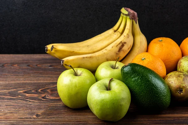 Plátano Naranja Aguacate Pera Manzana Verde Sobre Fondo Madera Oscura —  Fotos de Stock