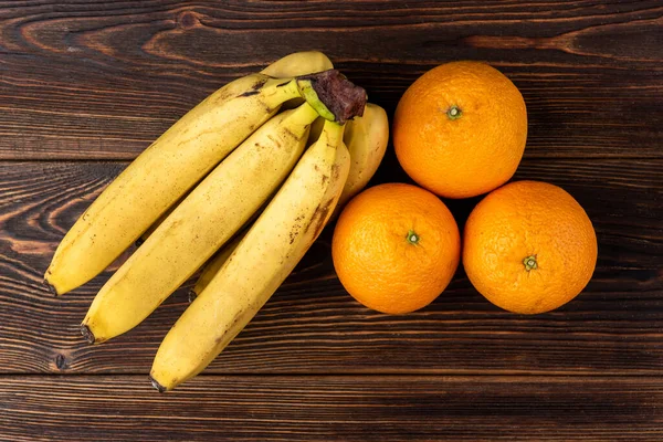 Plátano Naranja Sobre Fondo Madera Oscura —  Fotos de Stock