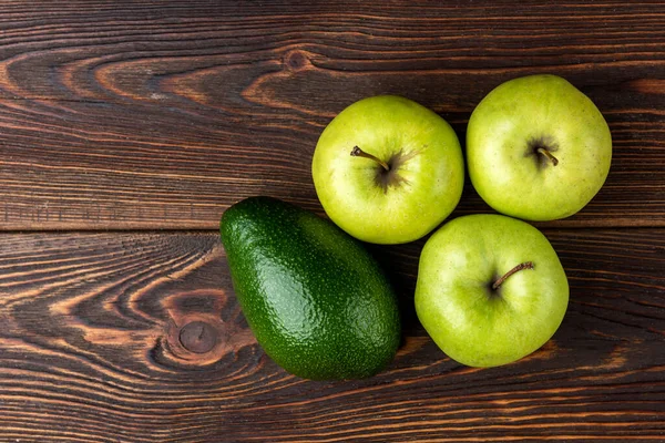 Aguacate Manzana Verde Sobre Fondo Madera Oscura —  Fotos de Stock