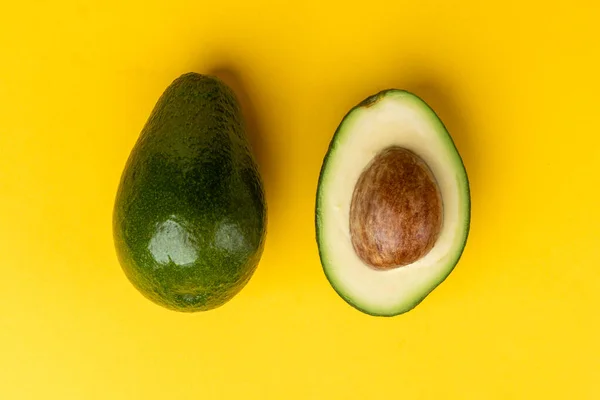 Fruta Abacate Sobre Fundo Amarelo — Fotografia de Stock