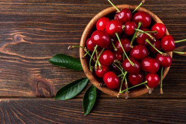 Koyu ahşap arka planda kiraz.