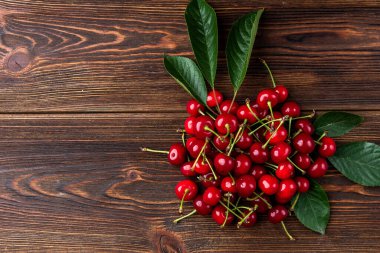 Koyu ahşap arka planda kiraz.