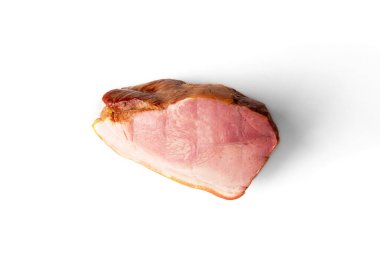 Beyaz arka planda izole edilmiş tütsülenmiş et.
