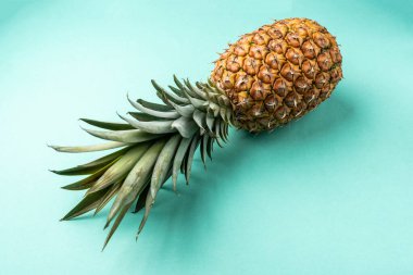 Yeşil arka planda ananas