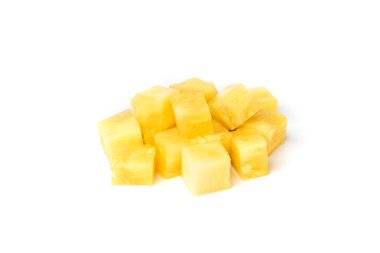 Beyaz arkaplanda izole edilmiş bir ananas dilimi.