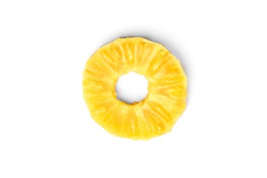 Beyaz arkaplanda izole edilmiş bir ananas dilimi.