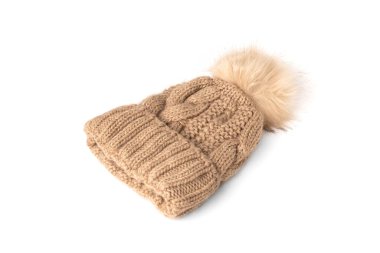 Beyaz arka planda izole edilmiş ponponu olan kahverengi kış şapkası.