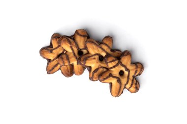 Beyaz arka planda çikolatalı kurabiyeler.