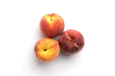 Beyaz arkaplanda şeftali izole.