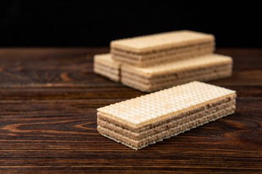 Koyu ahşap arka planda vanilyalı bisküvi..