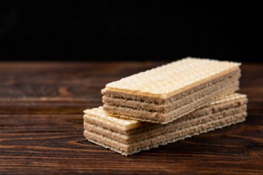 Koyu ahşap arka planda vanilyalı bisküvi..