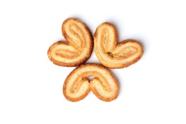 Beyaz arka planda izole edilmiş palmier kurabiyeler veya kabarık pasta kulakları.