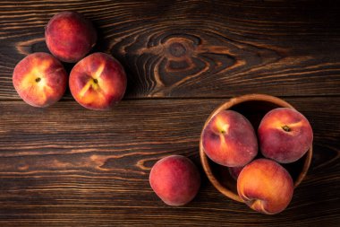 Şeftali koyu ahşap arka planda.