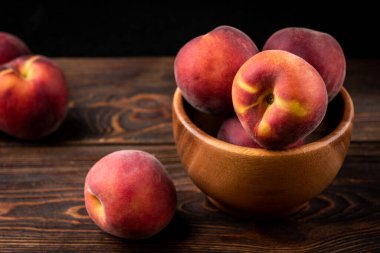 Şeftali koyu ahşap arka planda.