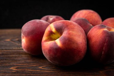 Şeftali koyu ahşap arka planda.