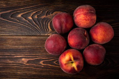 Şeftali koyu ahşap arka planda.